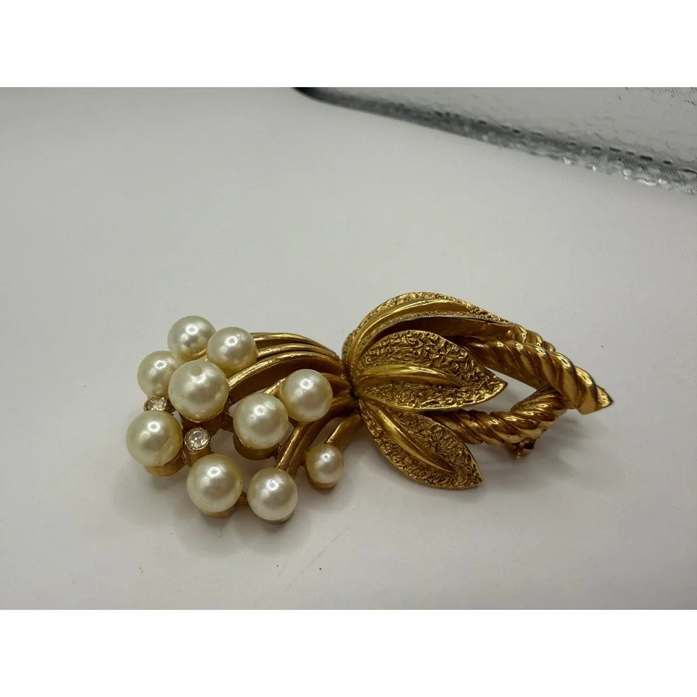 Crown Trifari Gold Tone Faux Pearl Rhinestone Brooch Vintage Floral Pin